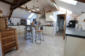 Fridge, microwave, oven, stovetop - Ocean View - sleeps 2 guests  in 1 bedroom (Lowestoft)