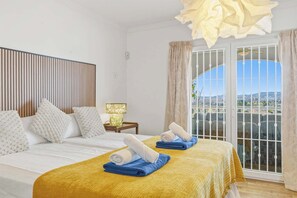 5 bedrooms, desk, iron/ironing board, travel cot - Amazing villa los pajaritos with stunning views - Ref 50 (Las Lagunas de Mijas)