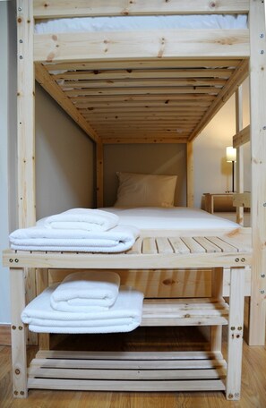 Tabla de planchar con plancha, wifi, ropa de cama