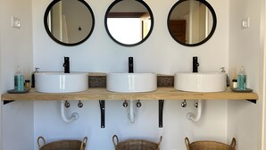 A bathroom with three sinks, three mirrors, and three wicker baskets. - The Rural Hostel in Mombeltrán, Ávila, Tiétar Valley (Mombeltrán)