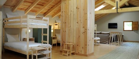 Tabla de planchar con plancha, wifi y ropa de cama