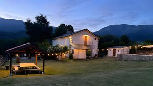 A house with a patio, a covered seating area, and string lights. - The Rural Hostel in Mombeltrán, Ávila, Tiétar Valley (Mombeltrán)