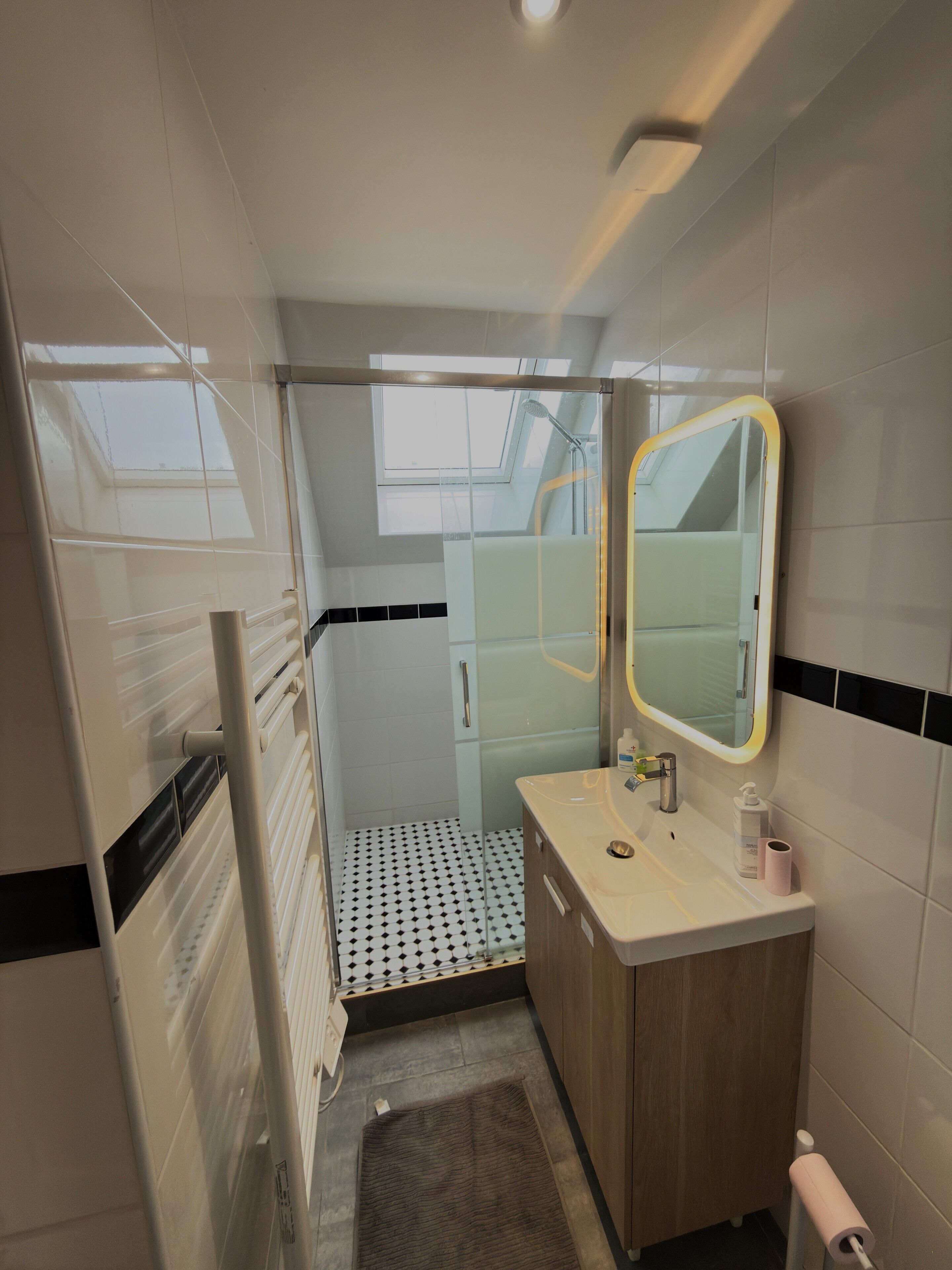 Douche, sèche-cheveux, serviettes fournies, savon