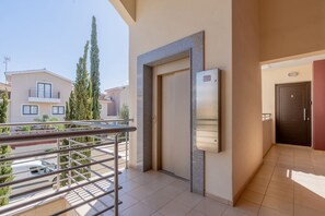 Lift - 2 bed apartment - Mythical Sands walking distance to restaurants, bars & beaches (Paralimni)