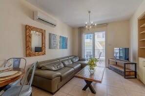 TV - 2 bed apartment - Mythical Sands walking distance to restaurants, bars & beaches (Paralimni)