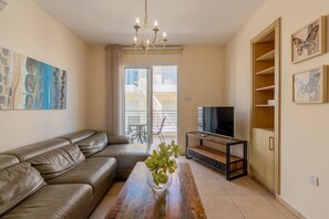 TV - 2 bed apartment - Mythical Sands walking distance to restaurants, bars & beaches (Paralimni)
