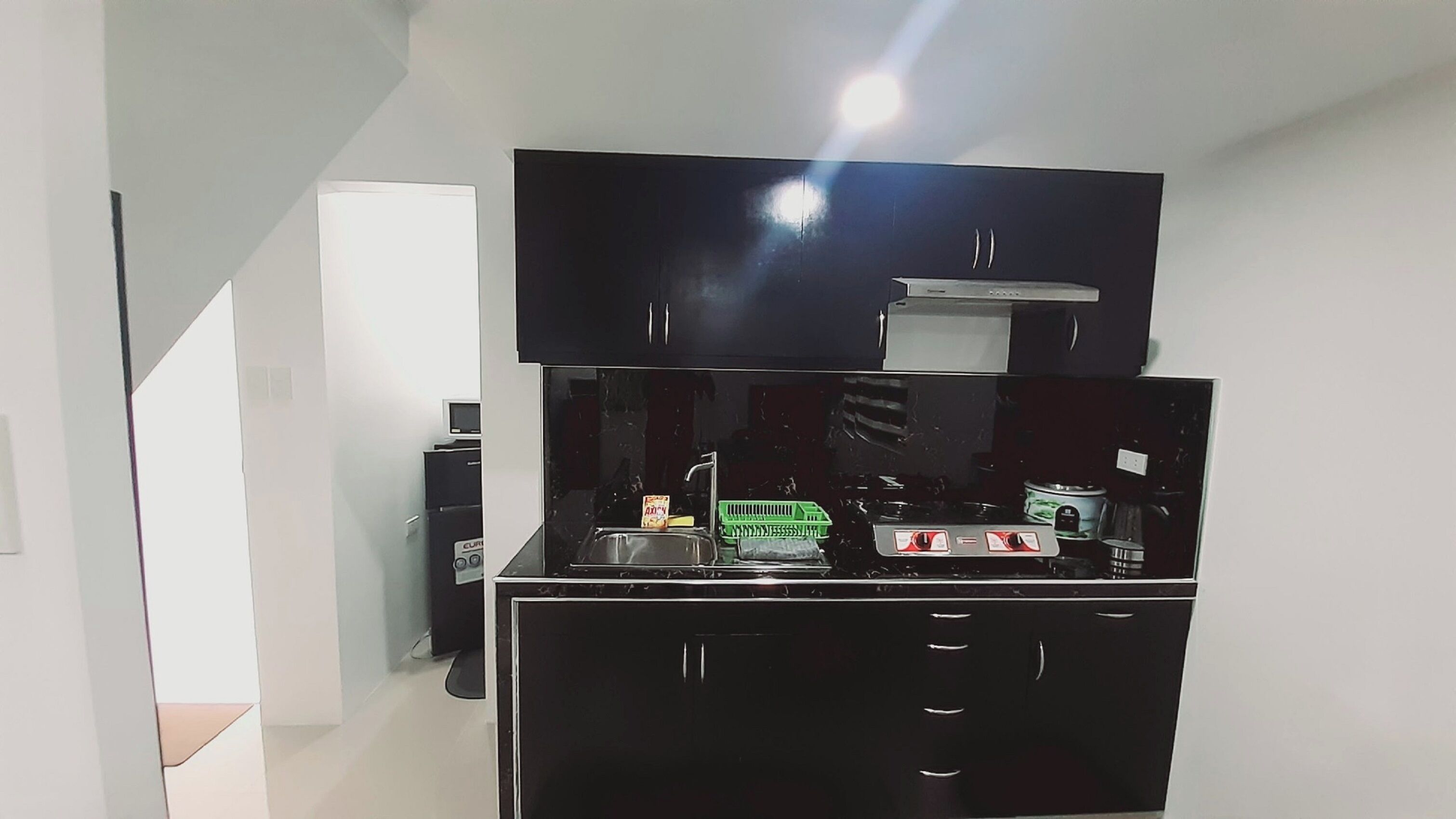 Réfrigérateur, four à micro-ondes, surface de cuisson, lave-vaisselle