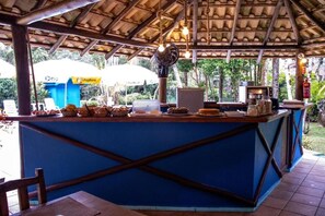 Outdoor dining - Cabanas Mountain (São Sebastião)