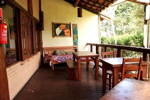 Outdoor dining - Cabanas Mountain (São Sebastião)