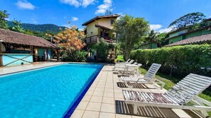 Outdoor pool - Cabanas Mountain (São Sebastião)