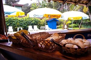 Outdoor dining - Cabanas Mountain (São Sebastião)