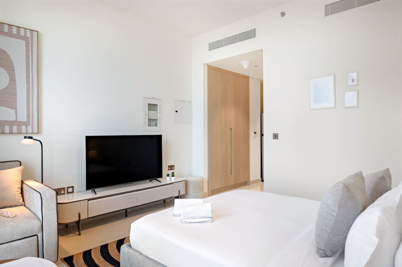 Iron/ironing board, WiFi, bed sheets