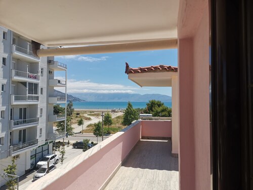Osmenaj Studios - Penthouse Apartment with Living Room & Family Bedroom in Vlore