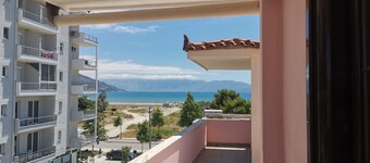 Osmenaj Studios - Penthouse Apartment with Living Room & Family Bedroom in Vlore