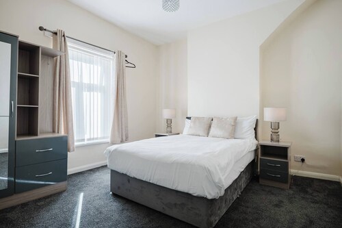 6-bed Manchester Holiday