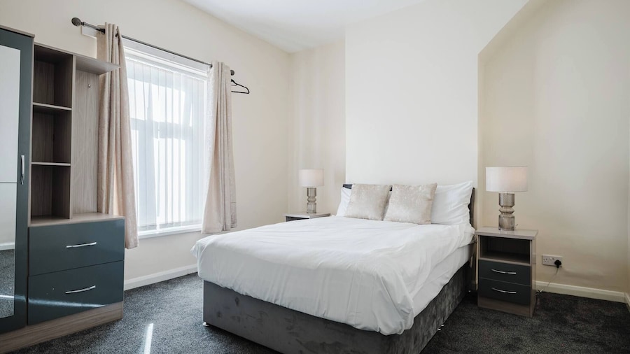 6-bed Manchester Holiday