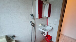 Apartment, 2 Bedrooms, Garden View | Bathroom - Flat in Rosolina Mare Near Beach (Rosolina)