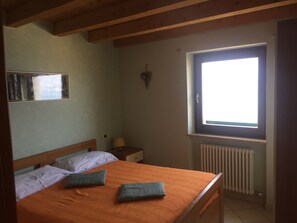1 bedroom, iron/ironing board, Internet, bed sheets - House MARGHERITA - apartment 2 (Brenzone sul Garda)
