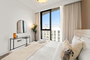 Een strijkplank/strijkijzer, wifi, beddengoed