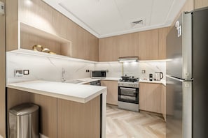 冰箱、微波炉、烤箱、炉灶