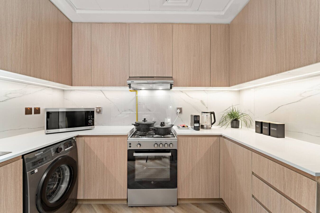 Réfrigérateur, micro-ondes, four, plaque de cuisson