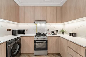 Een koelkast, een microgolfoven, een oven, een kookplaat