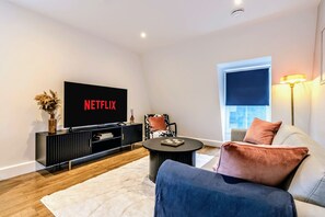 Living area - Family Friendly | WiFi |10% Off| Steps from Oracle (Reading)