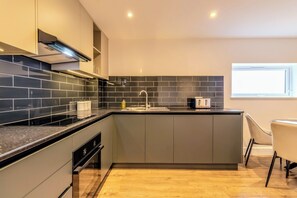 Private kitchen - Family Friendly | WiFi |10% Off| Steps from Oracle (Reading)