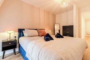 1 bedroom, iron/ironing board, WiFi, bed sheets - Family Friendly | WiFi |10% Off| Steps from Oracle (Reading)