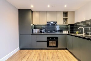 Private kitchen - Family Friendly | WiFi |10% Off| Steps from Oracle (Reading)