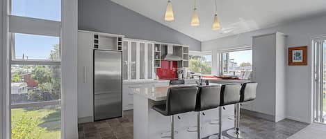 Réfrigérateur, micro-ondes, four, plaque de cuisson