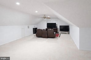 House - Spacious 6bed Woodland Retreat With Movie Room Deck (California)