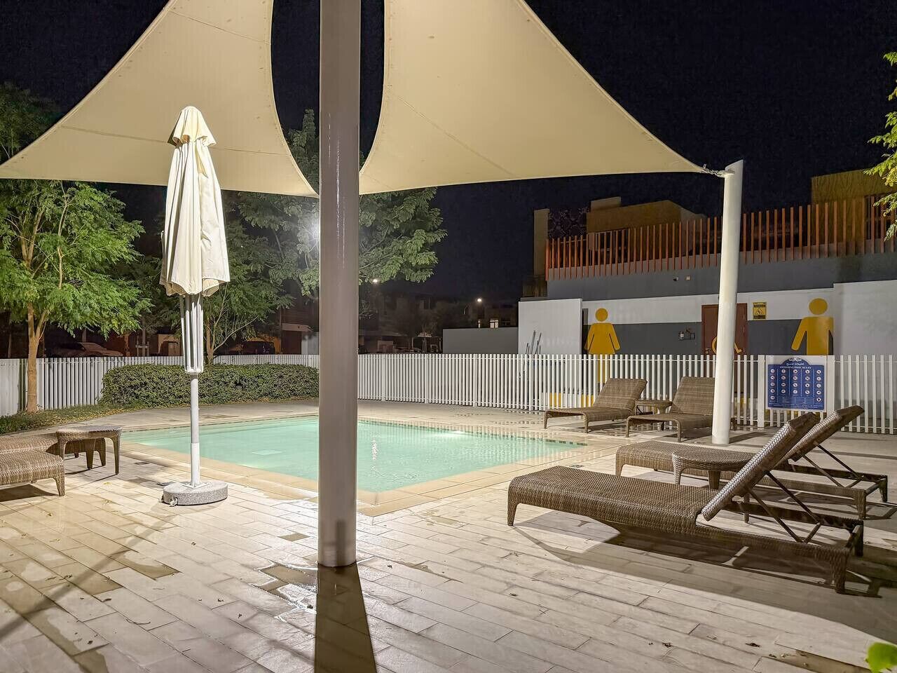 Un espace piscine avec des chaises longues et un coin salon abrité, utilisable également la nuit.