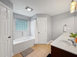 Baignoire à remous, séchoir à cheveux, serviettes fournies