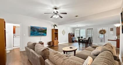 Perfect 3-bedroom house with 2-car garage,AC and heat in welcoming Ponchatoula