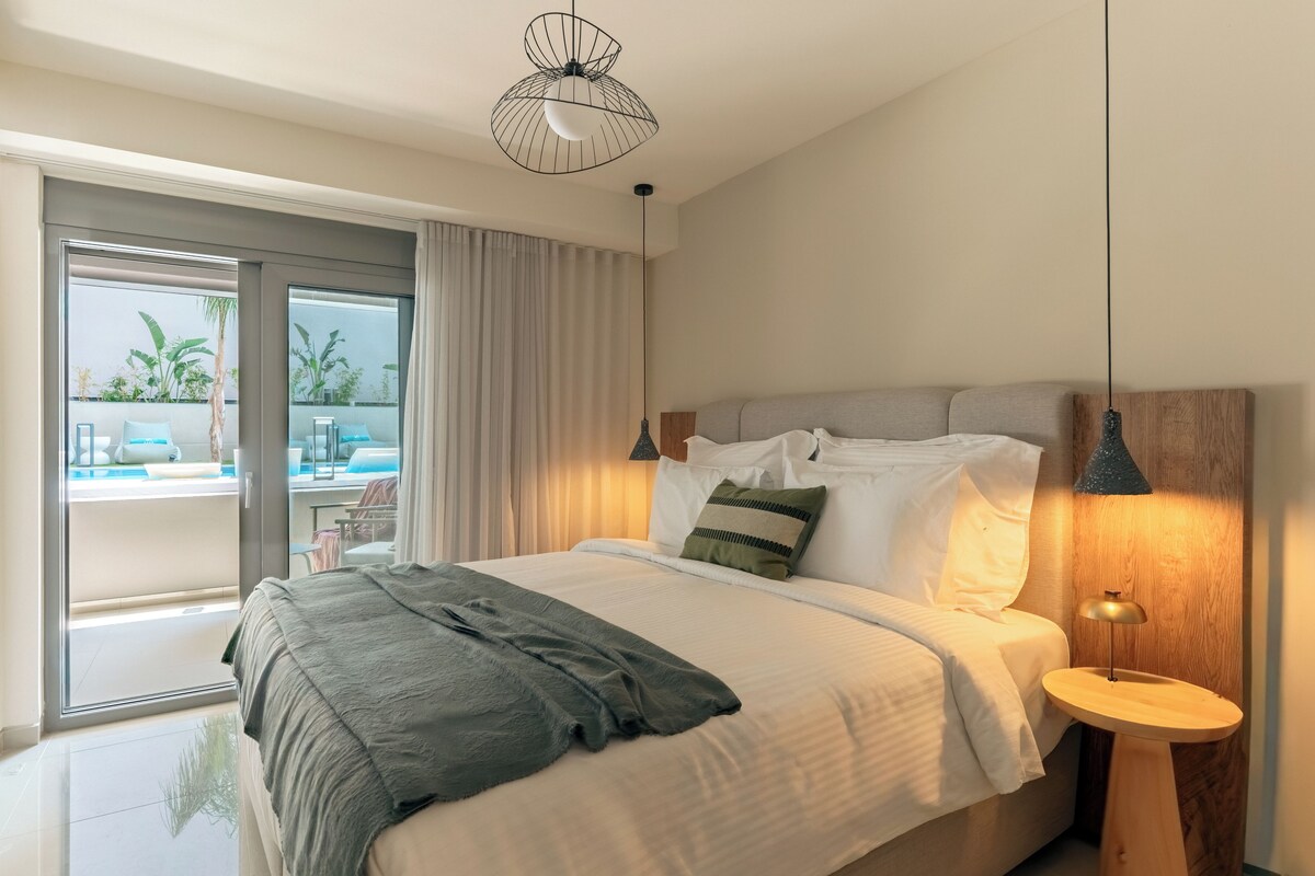 Executive Residence with Shallow Lounge Pool | 무료 WiFi