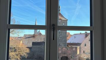 Una ventana con vistas a un edificio histórico y un cielo despejado.