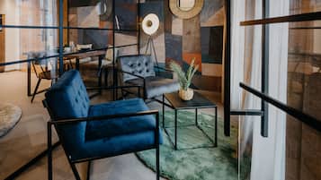 Loftsrom – deluxe, balkong, byutsikt | Innvendig