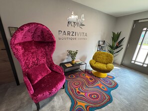 Lobby sitting area - Parzivita Boutique Suites (Wolframs-Eschenbach)