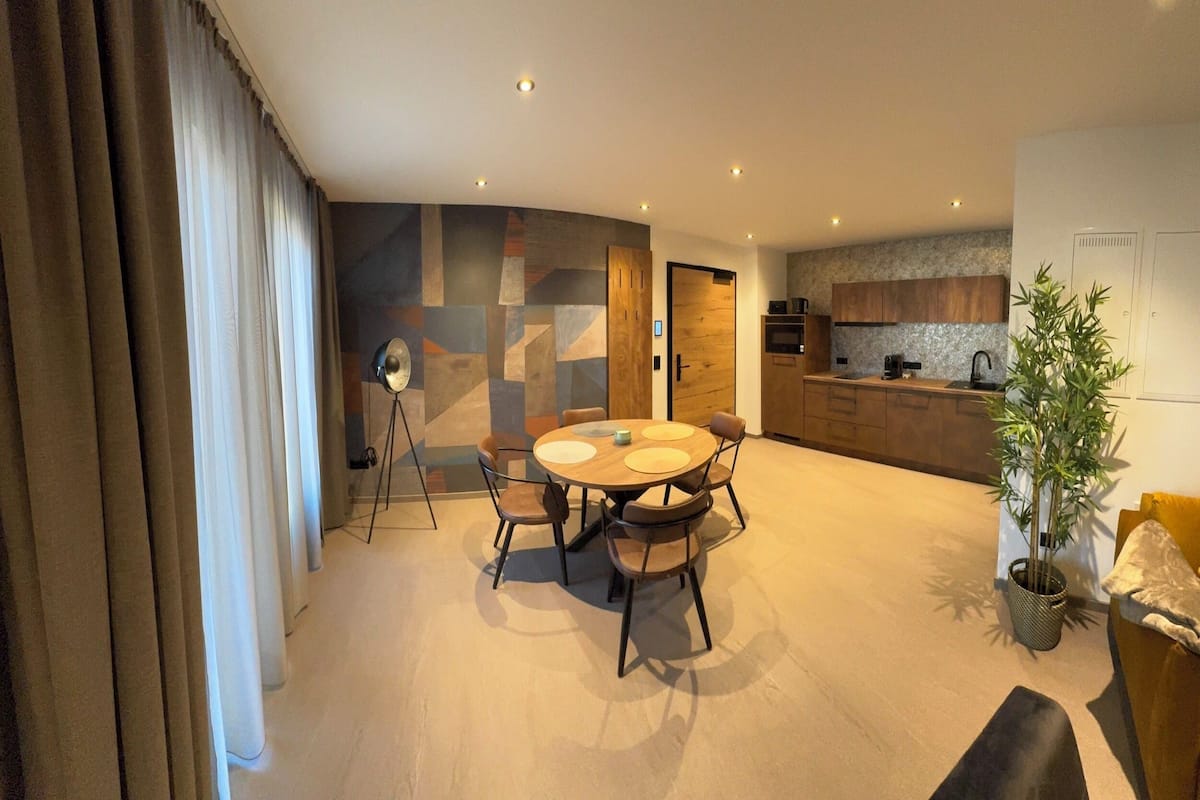 Deluxe Suite, 1 Bedroom, Balcony, Courtyard View | In-room safe, free WiFi