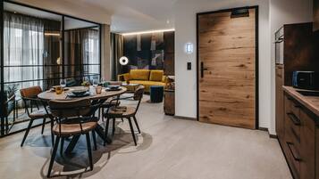 Deluxe Studio, City View | Dining
