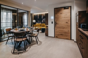 Estudio Deluxe, vistas a la ciudad | Restauración