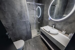 Dusj, håndklær, såpe og toalettpapir
