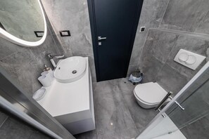 Basic dubbelrum - balkong - havsutsikt | Badrum | Dusch, handdukar, tvål och toalettpapper