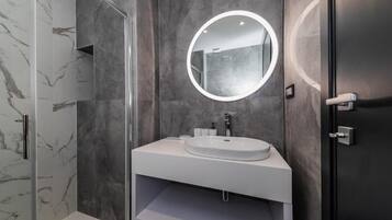 Shower, handuk, sabun, dan tisu toilet