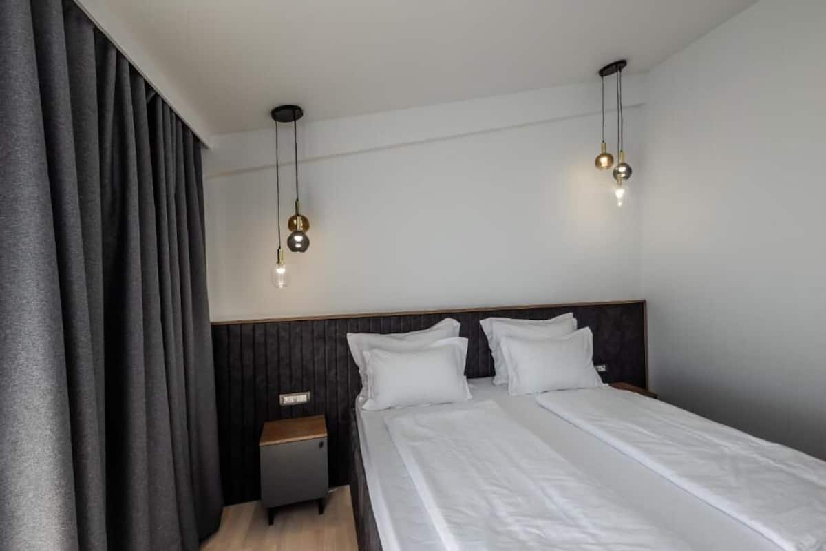 Kahden hengen perushuone, parveke, merinäköala | Tallelokero huoneessa, työpöytä, äänieristys, ilmainen Wi-Fi