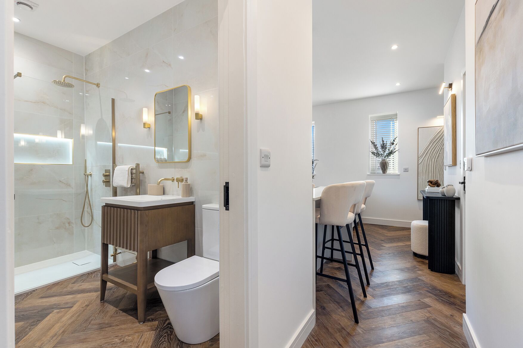 Douche, sèche-cheveux, serviettes fournies, savon