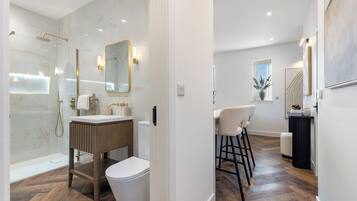 Douche, sĂšche-cheveux, serviettes fournies, savon