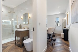 Bruser, hårtørrer, håndklæder, Sæbe