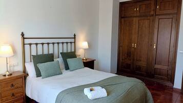 Iron/ironing board, internet, bed sheets